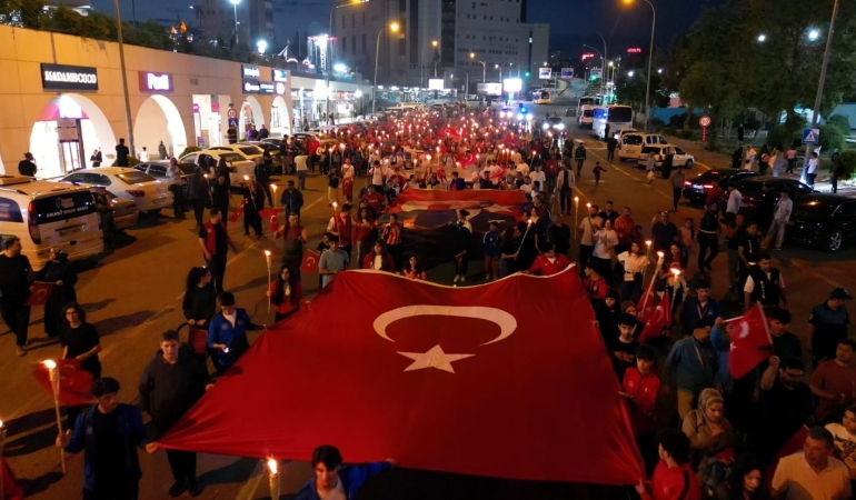 ŞANLIURFA’DA 19 MAYIS COŞKUSU: FENER ALAYI YÜRÜYÜŞÜNE YOĞUN KATILIM