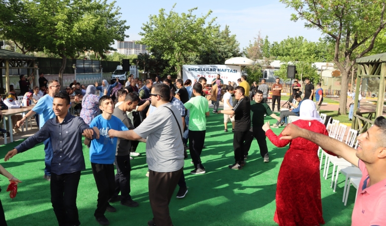 ENGELLİLER HAFTASI’NDA SIRA GECESİYLE MORAL DEPOLADILAR