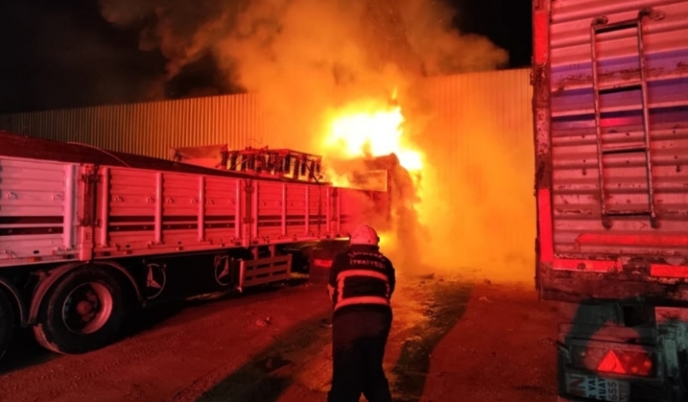 ŞANLIURFA’DA TIR GARAJINDA KORKUTAN YANGIN: 3 ARAÇ HASAR GÖRDÜ