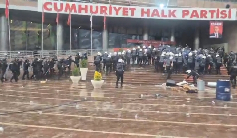 CHP GENEL MERKEZİNE POLİS MÜDAHALESİ