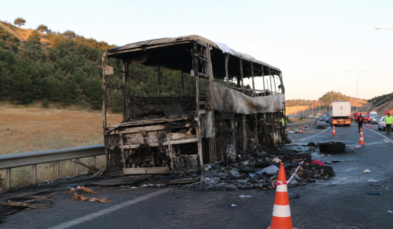 DENİZLİ’DE FACİA: YOLCU OTOBÜSÜ ALEV ALDI, 1’İ BEBEK 8 KİŞİ HAYATINI KAYBETTİ