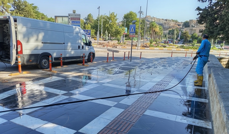 EYYÜBİYE’DE TEMİZLİK MESAİSİ GECE GÜNDÜZ SÜRÜYOR