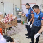 HALİLİYE’DE HALK SAĞLIĞI DENETİMİ 315 KİLOGRAM BOZUK ETE EL KONULDU (4)