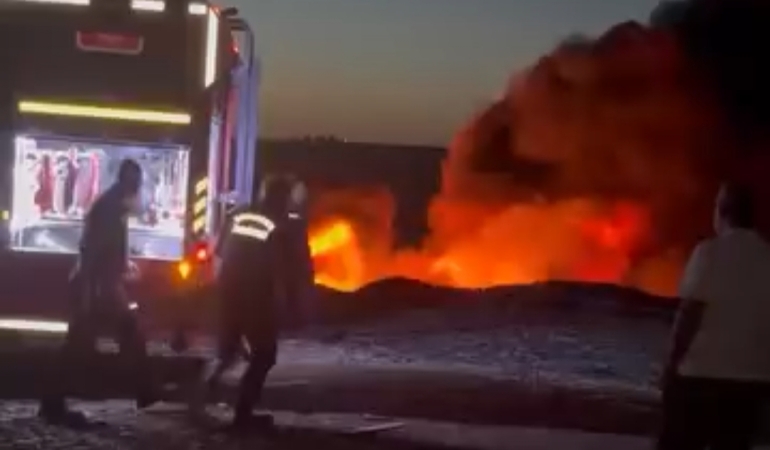 KARAKÖPRÜ’DE ATIKLAR ALEV ALEV YANDI! DUMAN KENTİN ÜZERİNİ KAPLADI