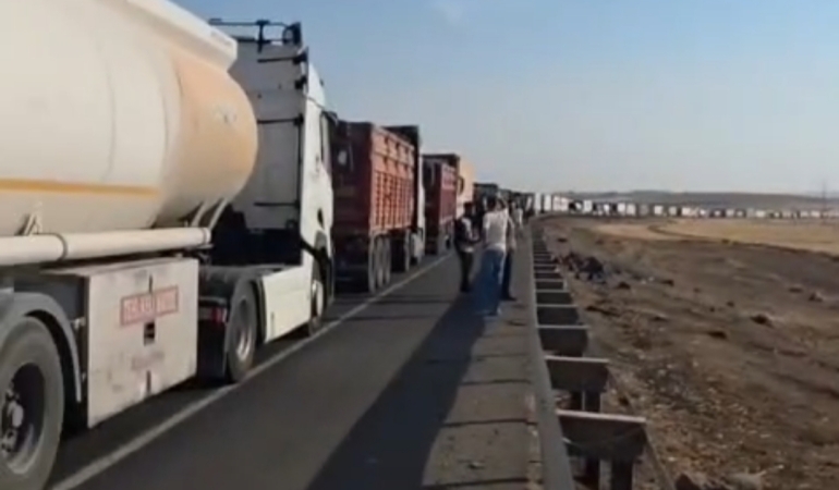 VİRANŞEHİR YOLUNDA ZİNCİRLEME KAZA! 4 SÜRÜCÜ YARALANDI, TRAFİK KİLİTLENDİ