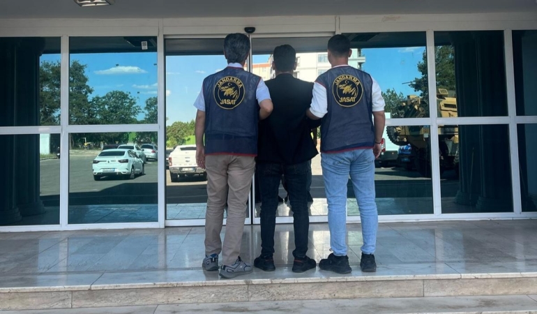 ŞANLIURFA’DA HAPİS CEZASIYLA ARANAN HIRSIZLIK HÜKÜMLÜSÜ YAKALANDI