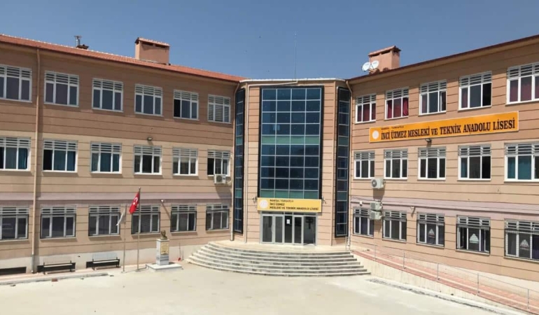 MANİSA’DA LİSE ÖNÜNDE SİLAHLI SALDIRI! 8 ÖĞRENCİ YARALANDI