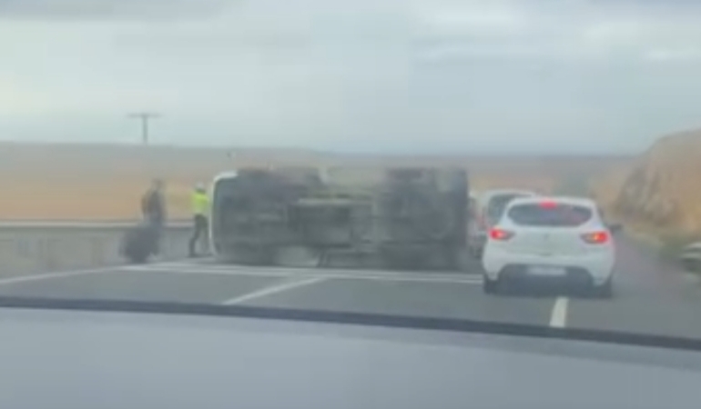 ŞANLIURFA-HİLVAN YOLUNDA KAMYONET YAN YATTI! SÜRÜCÜ HASTANEYE KALDIRILDI