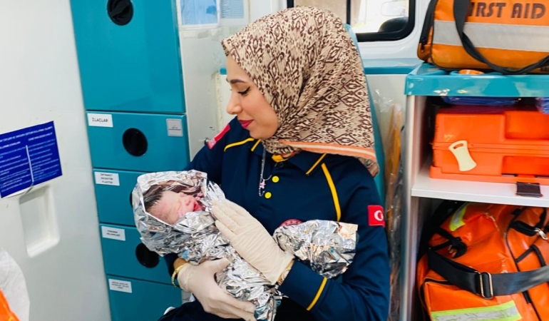 ŞANLIURFA’DA İKİ BEBEK DÜNYAYA GELDİ! SAĞLIK EKİPLERİ DOĞUM HEYECANINA ORTAK OLDU