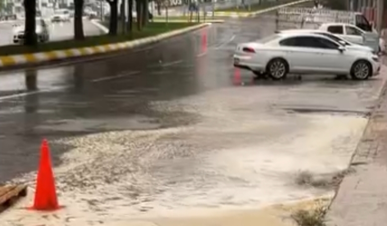 ŞANLIURFA’DA SAĞANAK ETKİLİ OLDU! CADDE VE SOKAKLARDA SU BİRİKİNTİLERİ OLUŞTU