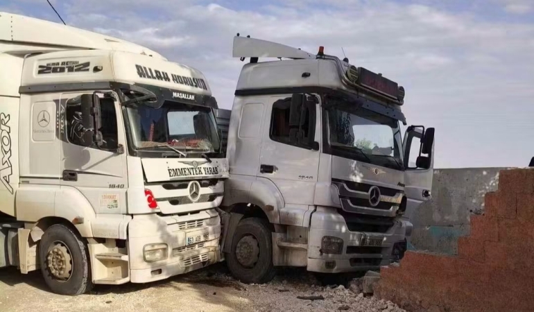 ŞANLIURFA’DA İKİ TIR ÇARPIŞTI! ARAÇLARDA BÜYÜK HASAR