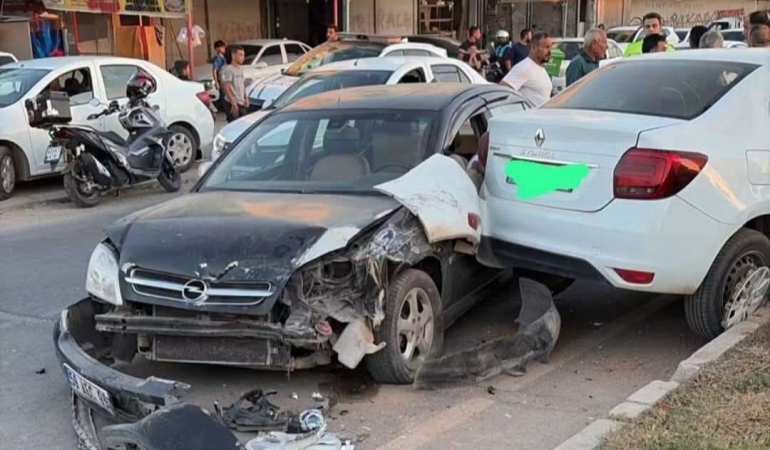 AKÇAKALE’DE KORKUTAN KAZA! İKİ OTOMOBİL ÇARPIŞTI, 1 YARALI