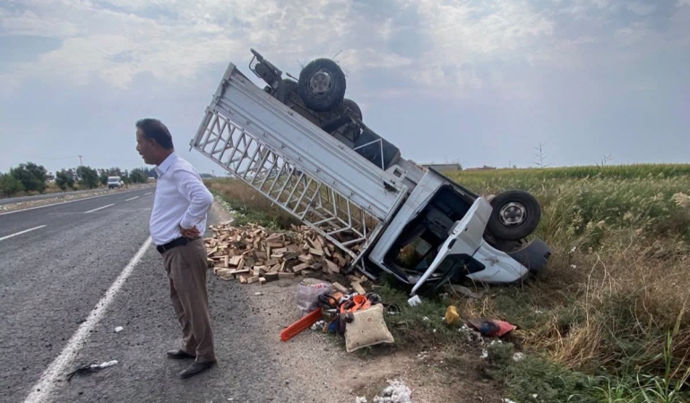 ŞANLIURFA-AKÇAKALE YOLUNDA KORKUTAN KAZA! ODUN YÜKLÜ KAMYONET TAKLA ATTI