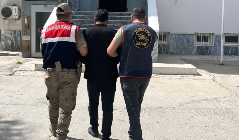 ŞANLIURFA’DA UYUŞTURUCU TİCARETİNDEN ARANAN ŞAHIS BİRECİK’TE YAKALANDI