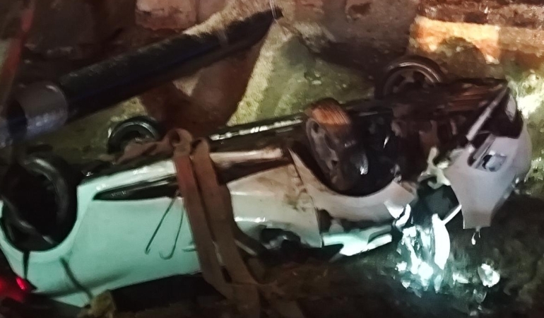ŞANLIURFA’DA KORKUTAN KAZA! OTOMOBİL KÖPRÜLÜ KAVŞAK İNŞAATINDAKİ ÇUKURA DÜŞTÜ