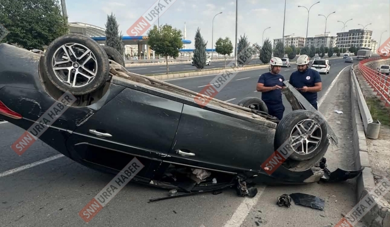 ŞANLIURFA’DA KORKUTAN KAZA! TAKLA ATAN ARAÇTAN BURNU KANAMADAN ÇIKTI